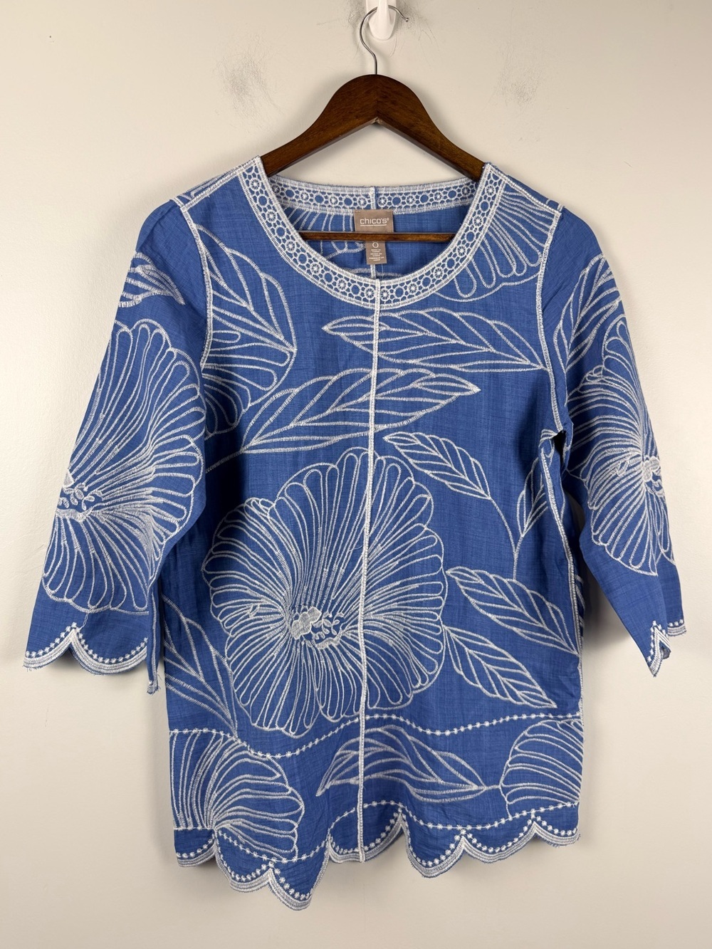 New Chicos enlarged floral artisan fem popover 3/4 sleeves blue/white size small